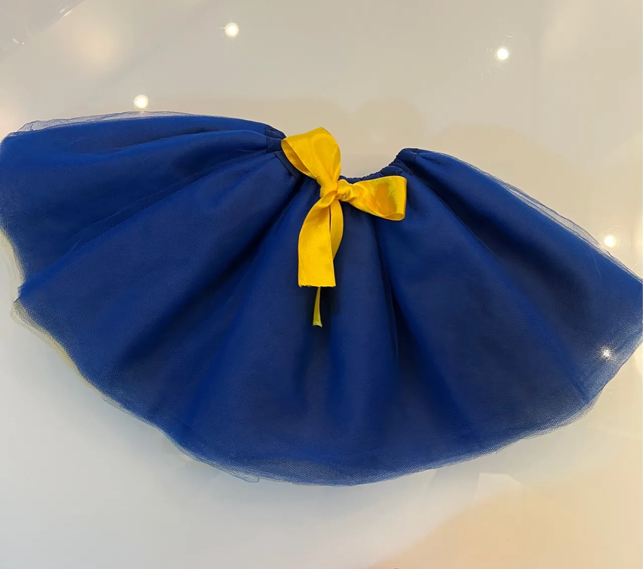 Saia de tule azul com laço amarelo
