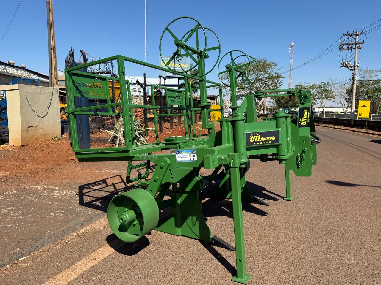 Implemento de enterrio de tubo gotejador 2 linhas moveis  - Foto 2