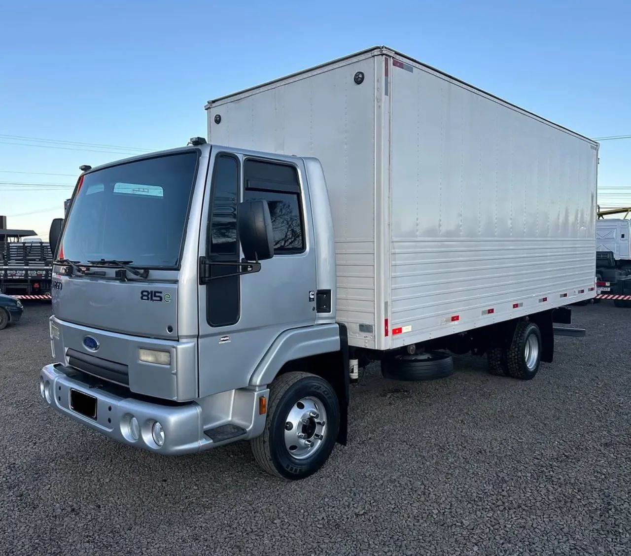 Caminhão Ford Cargo 815 Bau