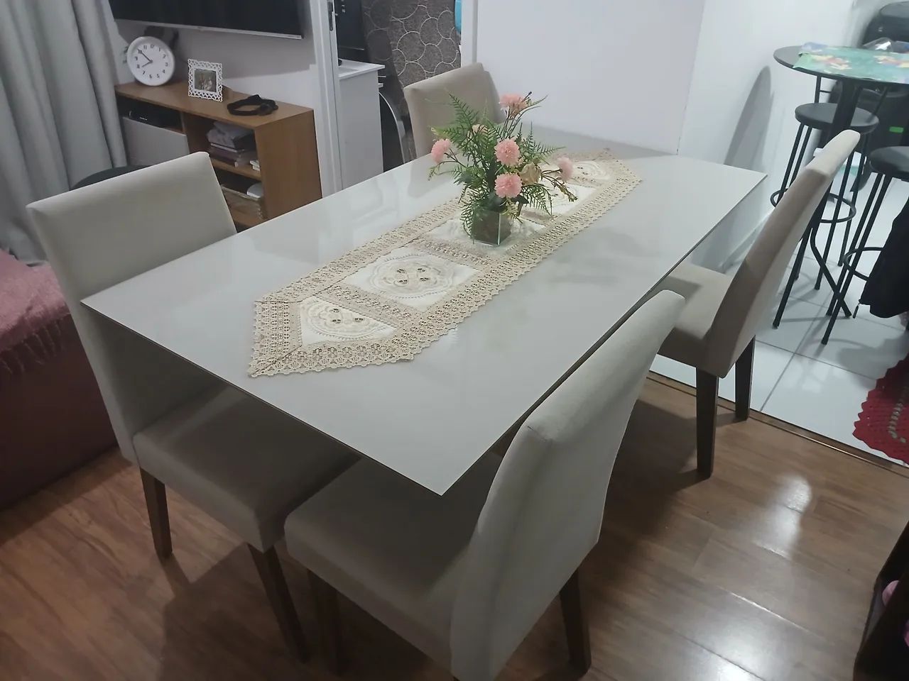 Vendo mesa com 4 cadeiras  - Foto 2