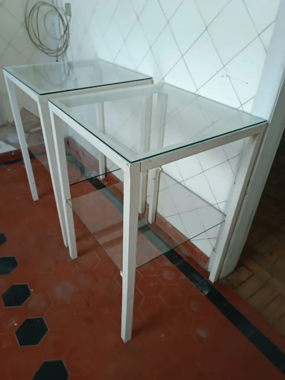 Mesa de exposição em vidro e metal