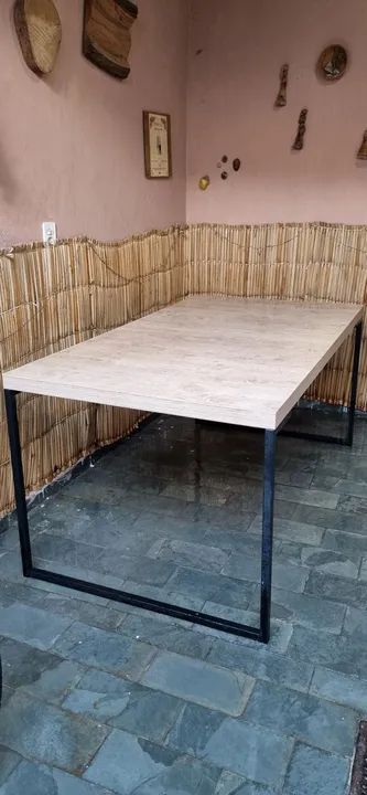 Mesa de jantar, estilo industrial marca ETNA