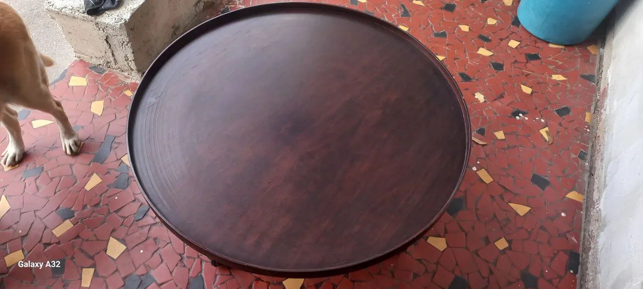Mesa de canto redonda marrom escuro( mesa bar com rodas) - Foto 3