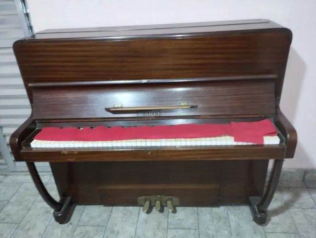 Bentley Acoustic Upright Piano – Used in Good Condition – Walnut Root64728253042049121