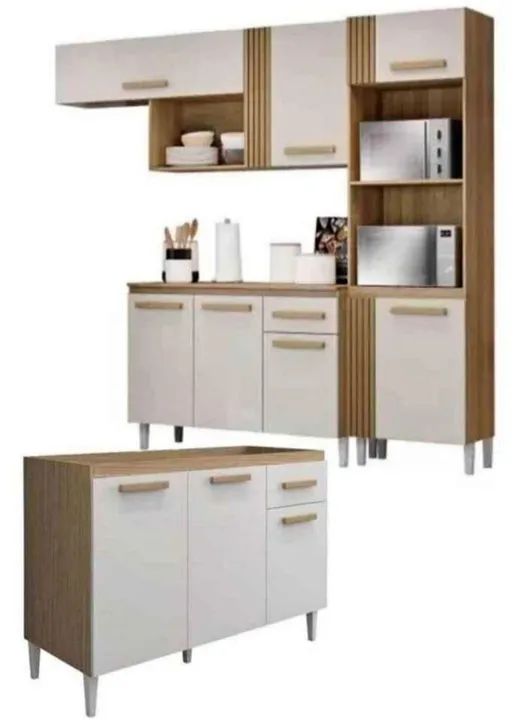 Conjunto de armários de cozinha branco e amadeirado