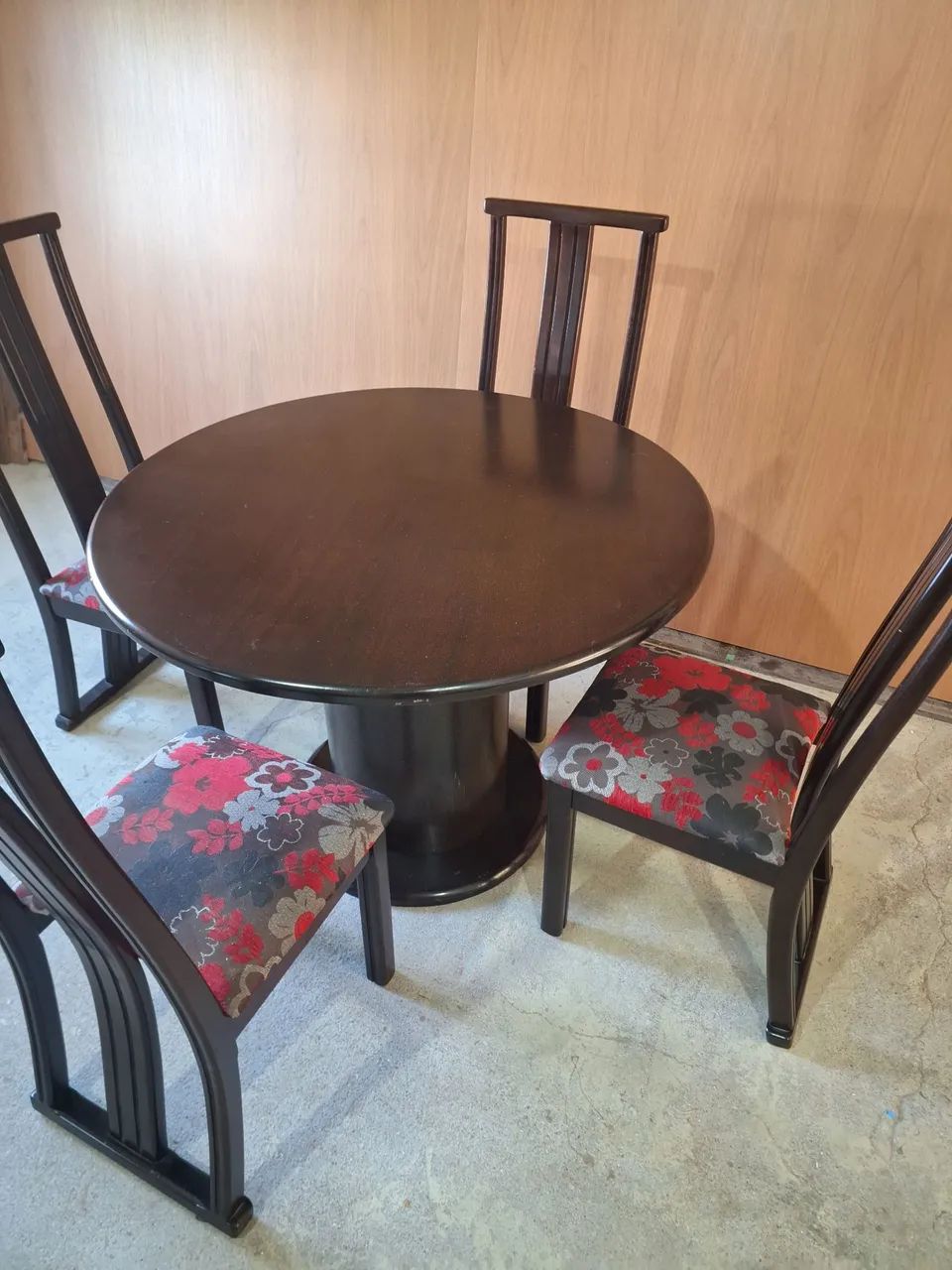Mesa de Jantar Redonda em madeira com 4 cadeiras - Foto 2