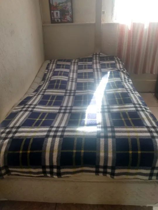 $100 Cama  com Colchão de Solteiro grande