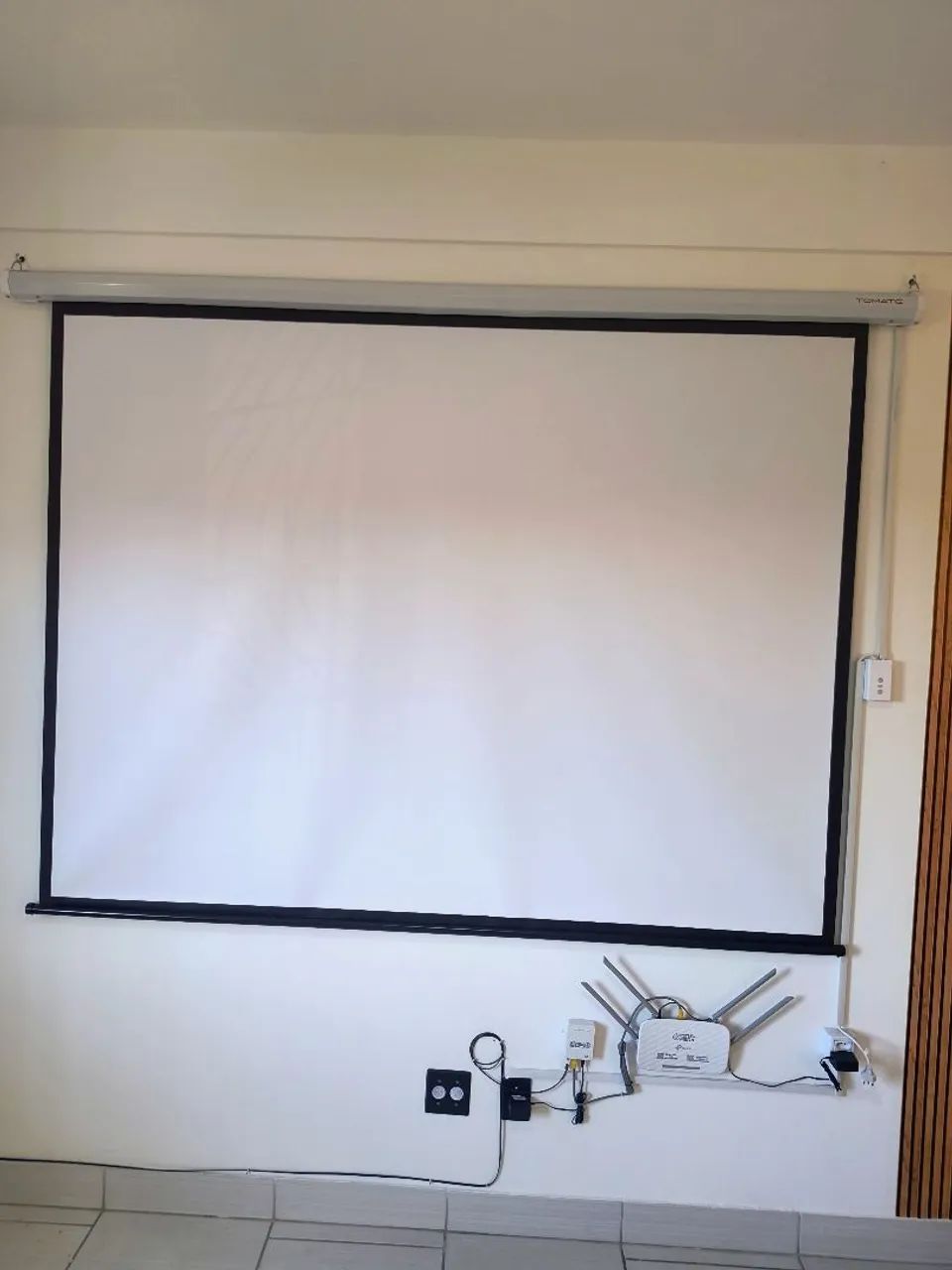 Projetor Dell + tela retrátil 64297491448065121