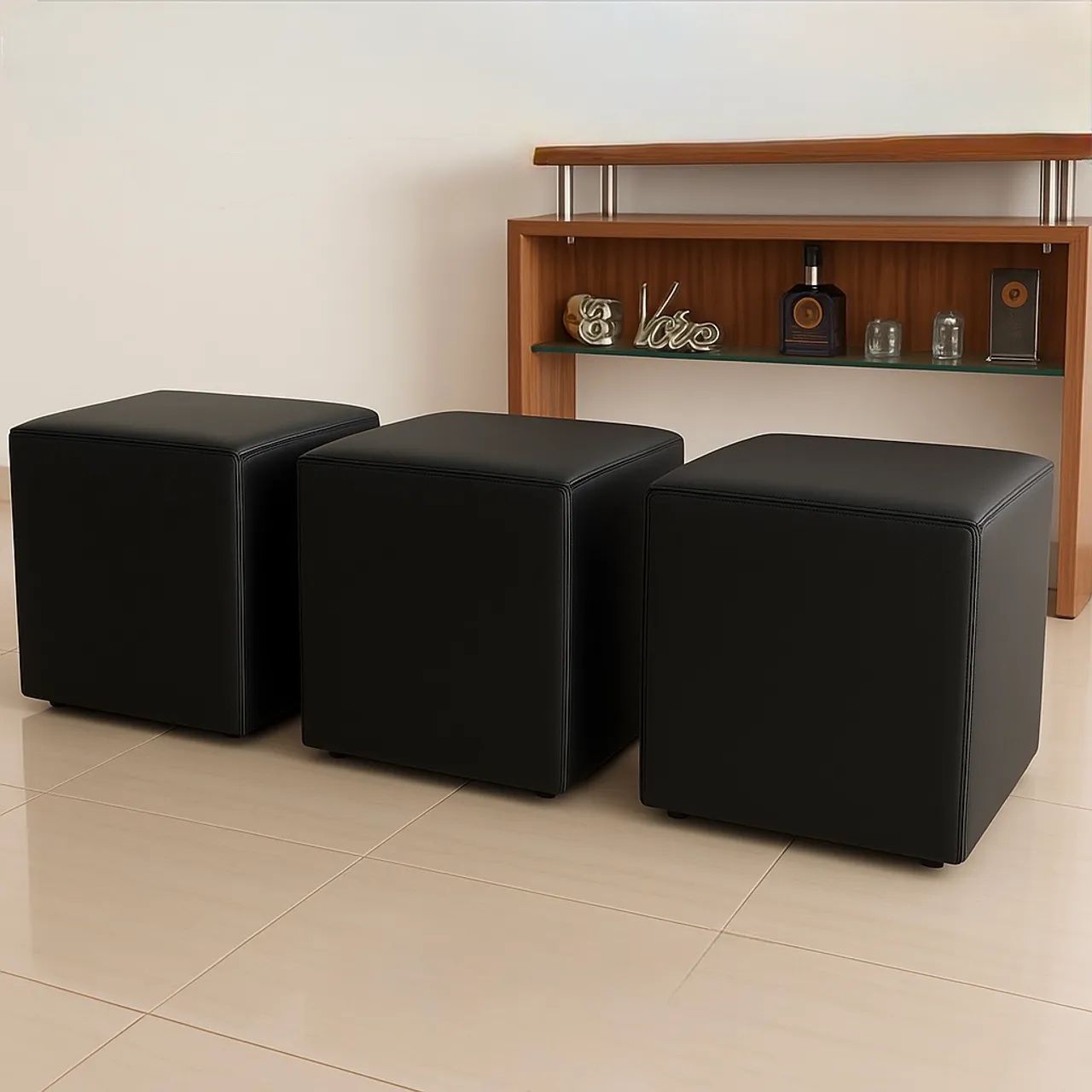 Conjunto com 3 Puffs Quadrados em Courino Preto - Excelente Estado!