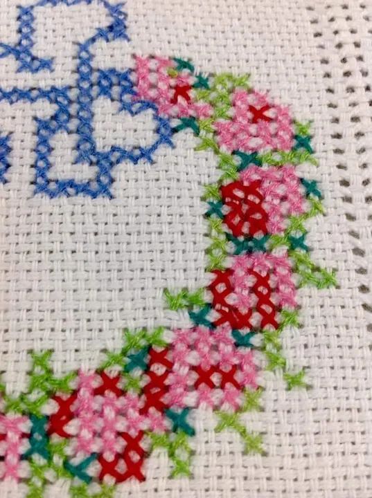 Linda Toalha de Mesa Bordada ponto cruz  - Foto 3