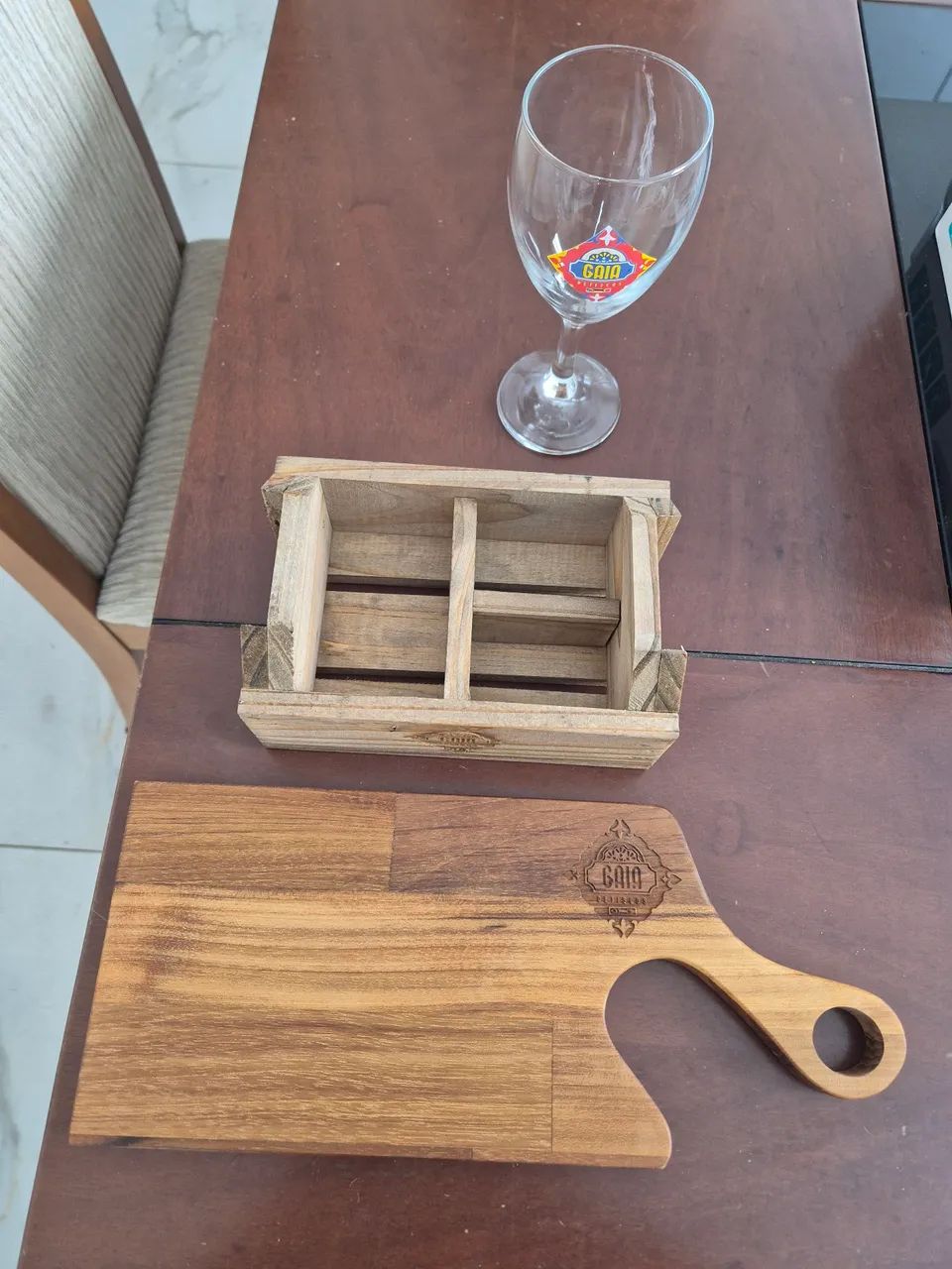 kit tábuas, caixotes organizadores/mesa em madeira e taças. Novos e com logo. - Foto 2