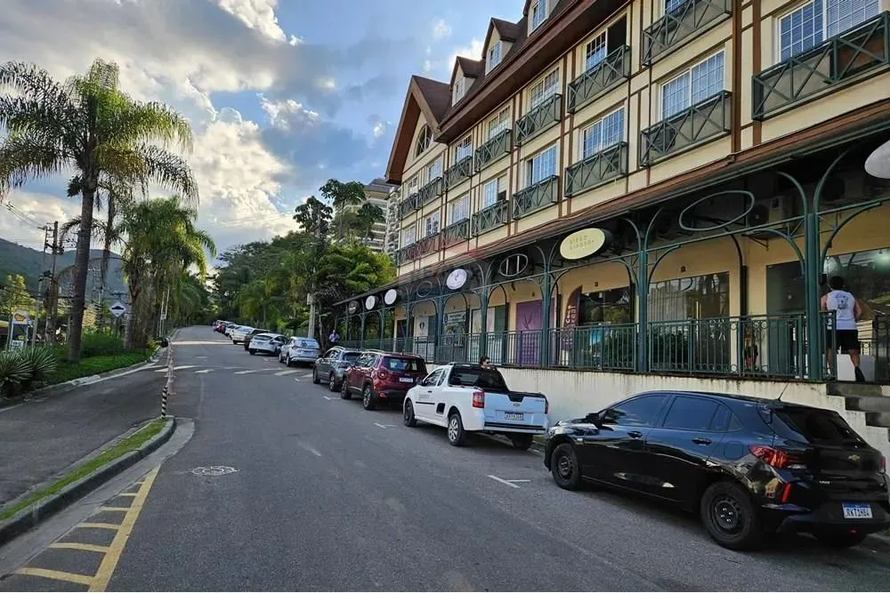 Sala Comercial no Ed. Tangara, 32 m² por R$ 1.500,00/mês - Itaipava, RJ