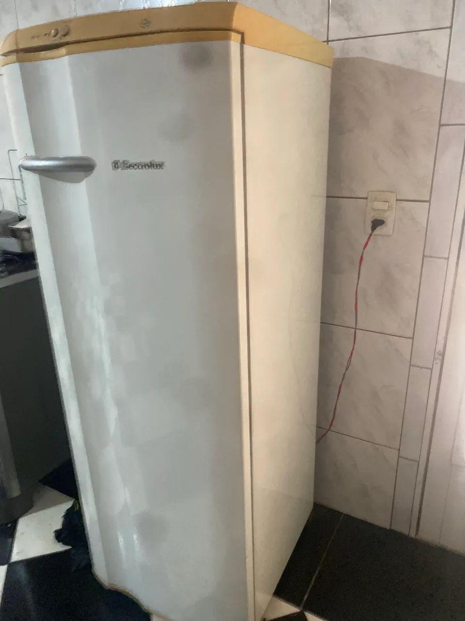 Vende-se uma geladeira 