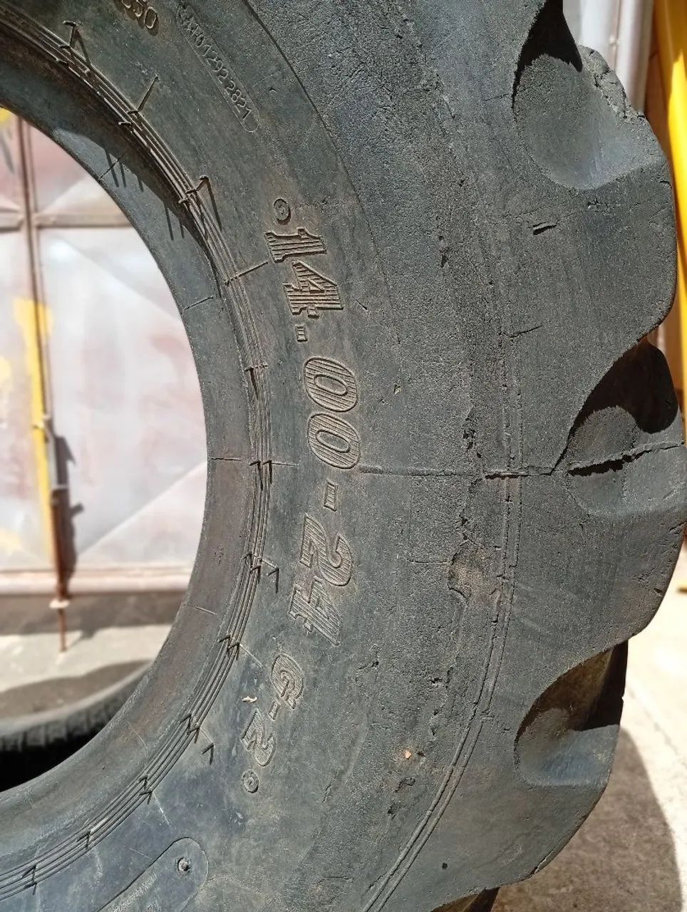 Pneu de motoniveladora 14:00 Aro 24  - Foto 2