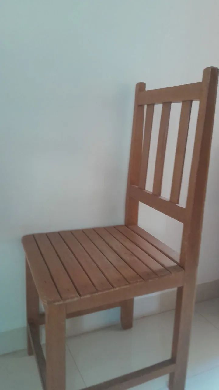 VENDE-SE MESA DE MADEIRA COM 4 CADEIRAS  - Foto 3