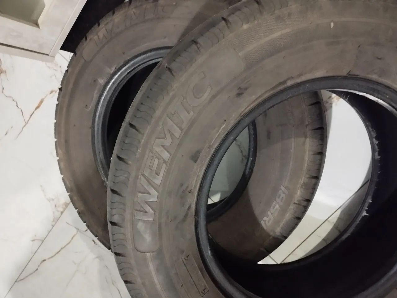 Vende 2 pneus de Kombi usado.