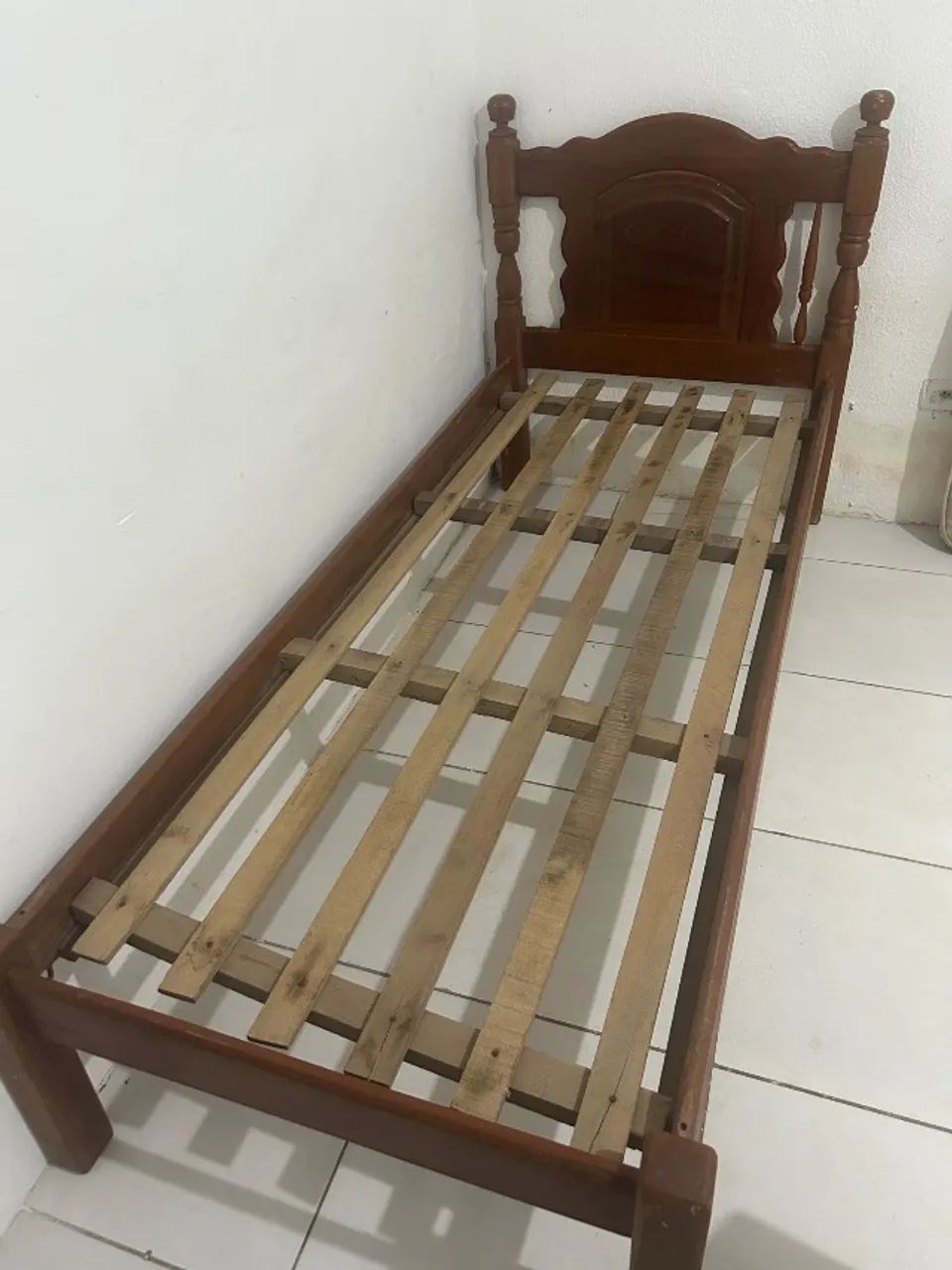 Cama de solteiro em madeira