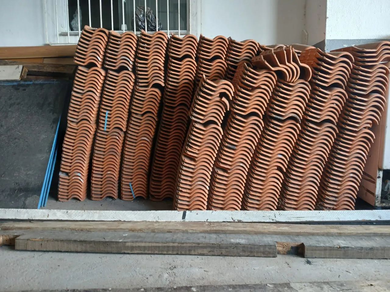 Telha portuguesa, seminova  3.000 , vendo por $1,50 a unidade ou $4500,00 o lote a retirar - Foto 5