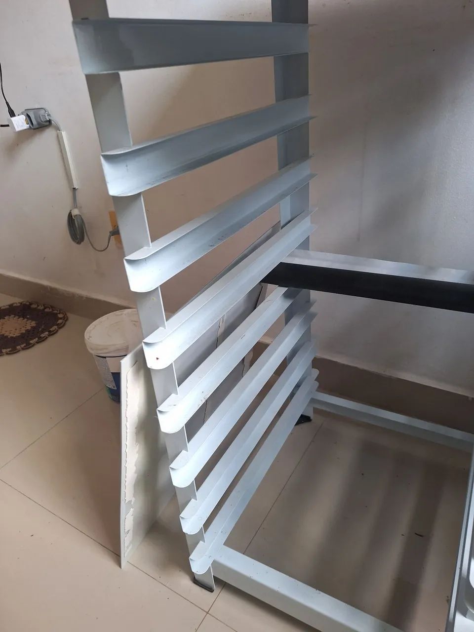 Mesa de inox com espaço para bandeijas - Foto 3