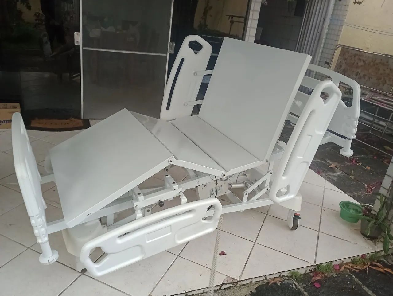 Camas Hospitalares Elétricas Motorizadas 4 Movimentos com Elevação - Foto 2