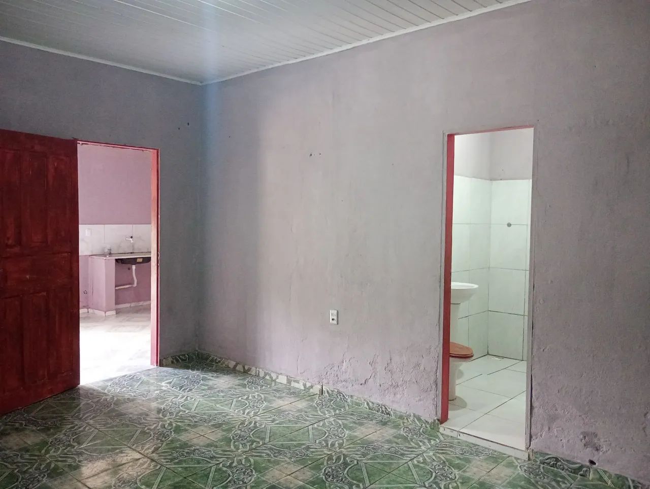 Aluga-se por 650$ apartamento com sala, área de cozinha e banheiro. - Foto 4