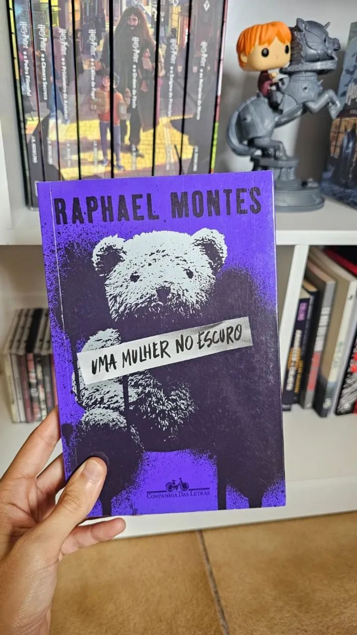 Livro Uma Mulher no escuro - Raphael Montes