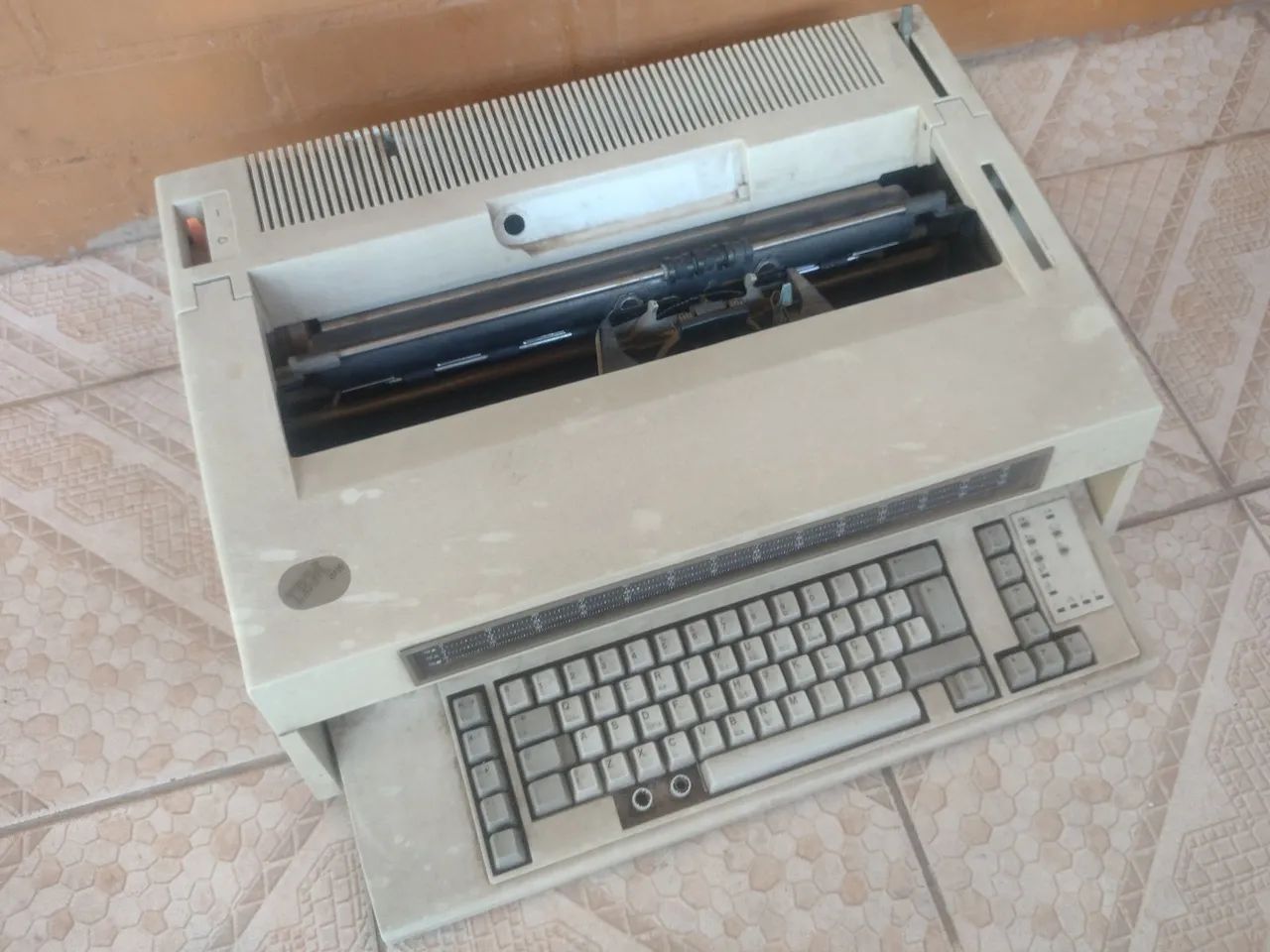 Máquina de escrever eletrônica IBM 