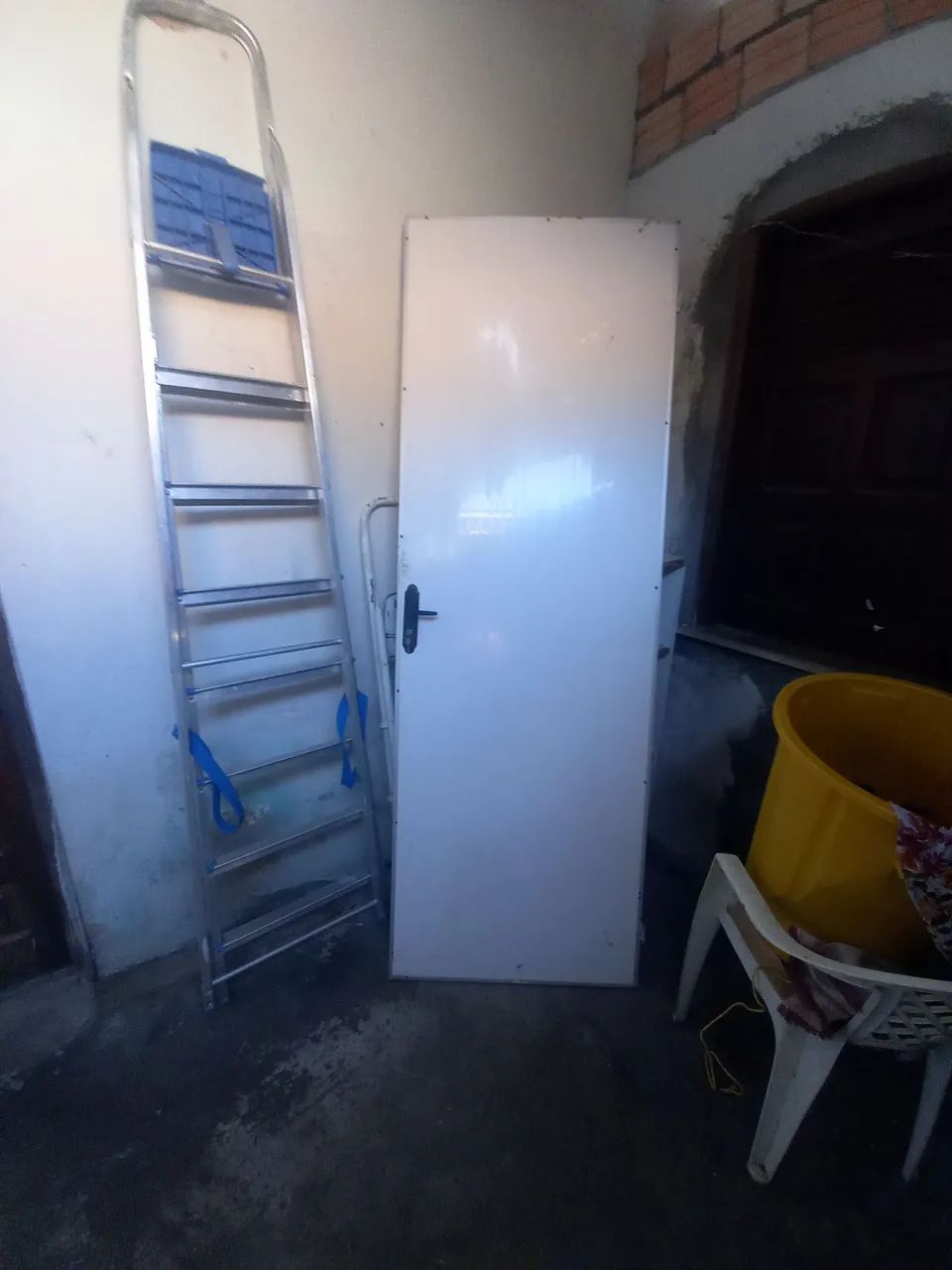Porta branca com fechadura med 2,10 X 070 m