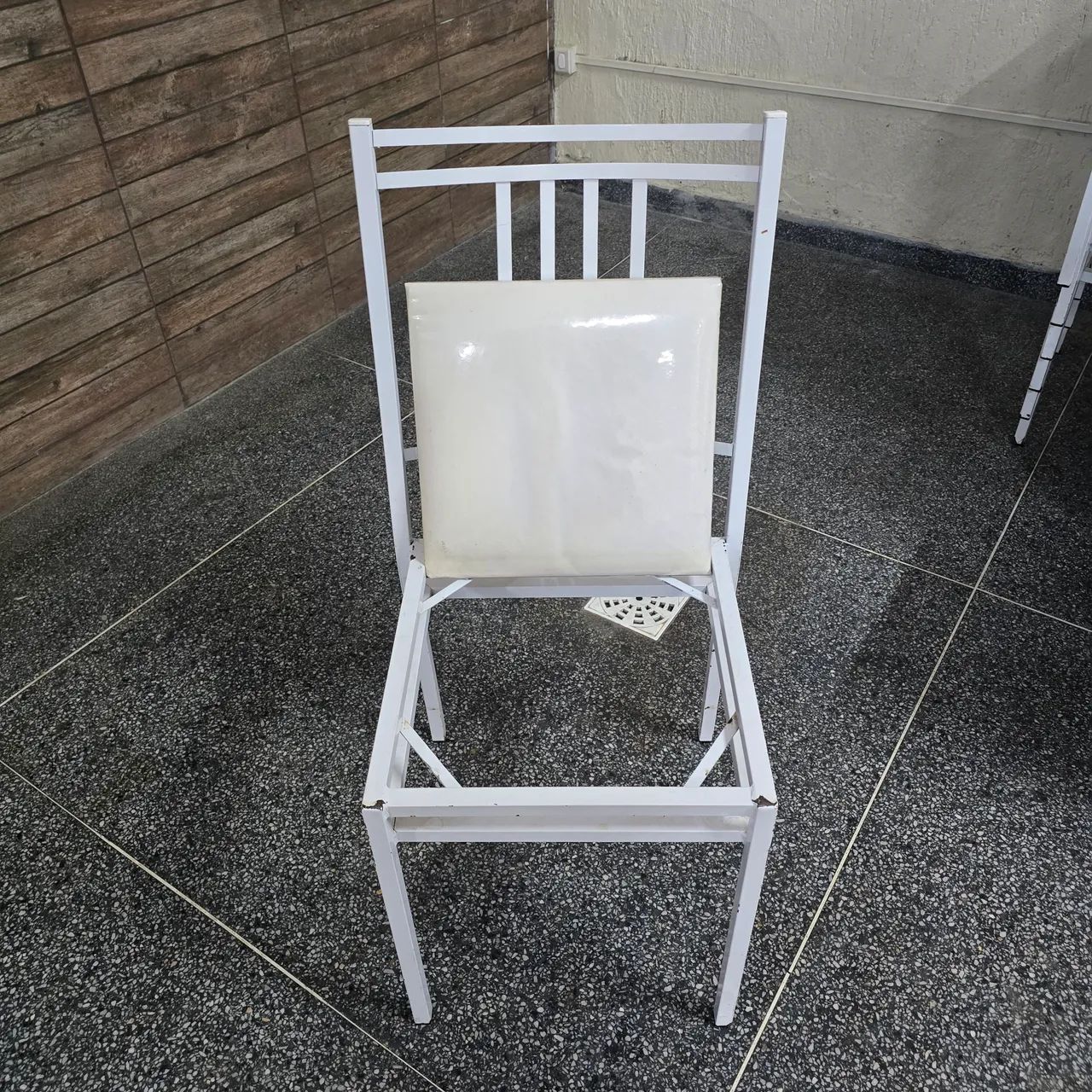 Cadeiras de ferro quadrada com estofados em corino branco - Foto 5