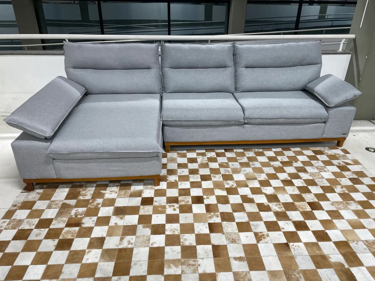 Sofá com chaise 300x140 linho cinza - Foto 4
