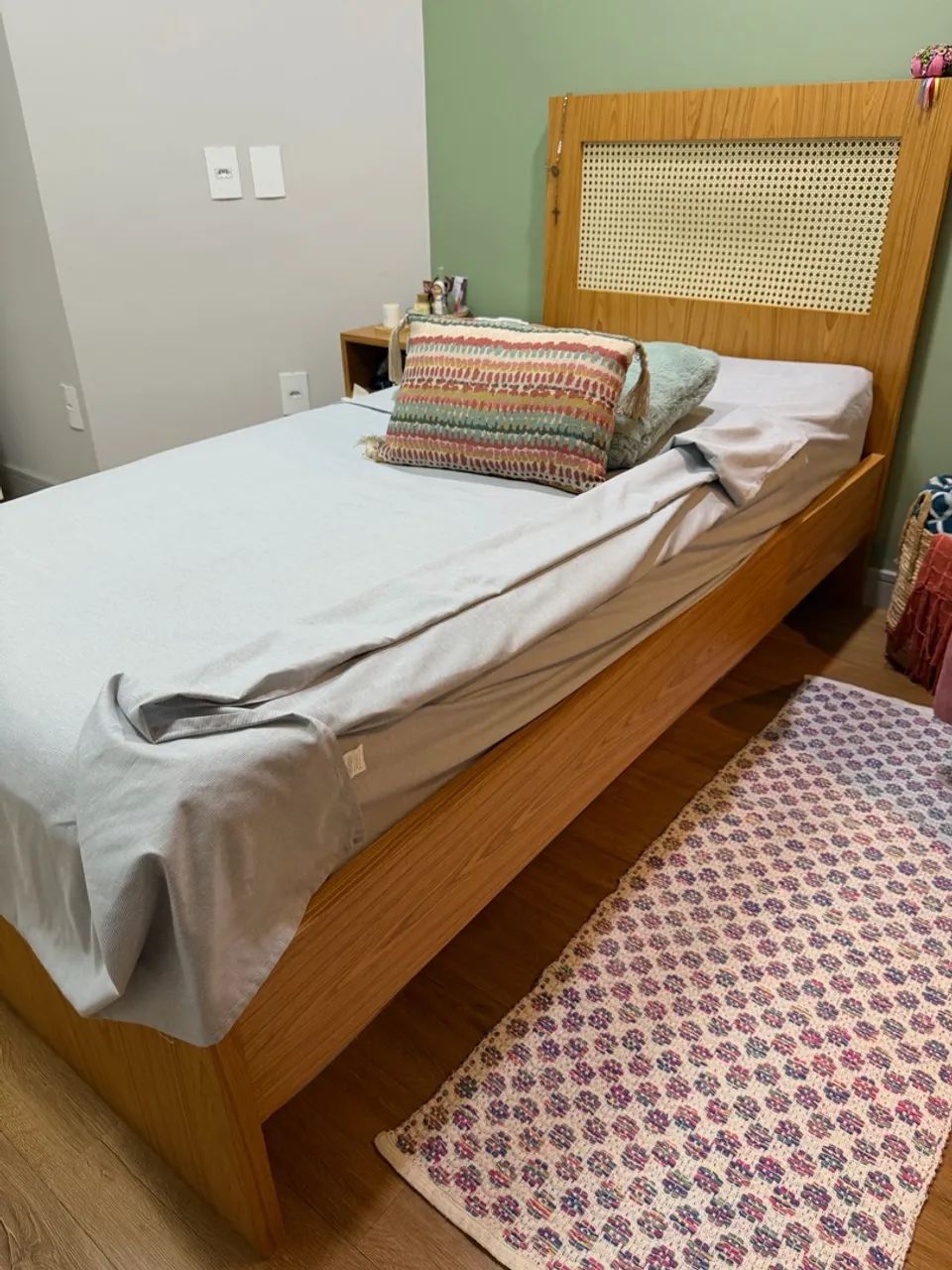 Cama de solteiro em madeira com cabeceira de palhinha - Foto 2