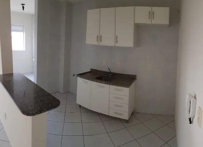 Ótimo apartamento com 2 quartos, garagem e elevador - Bairro: Dehon - Tubarão/SC - Foto 2