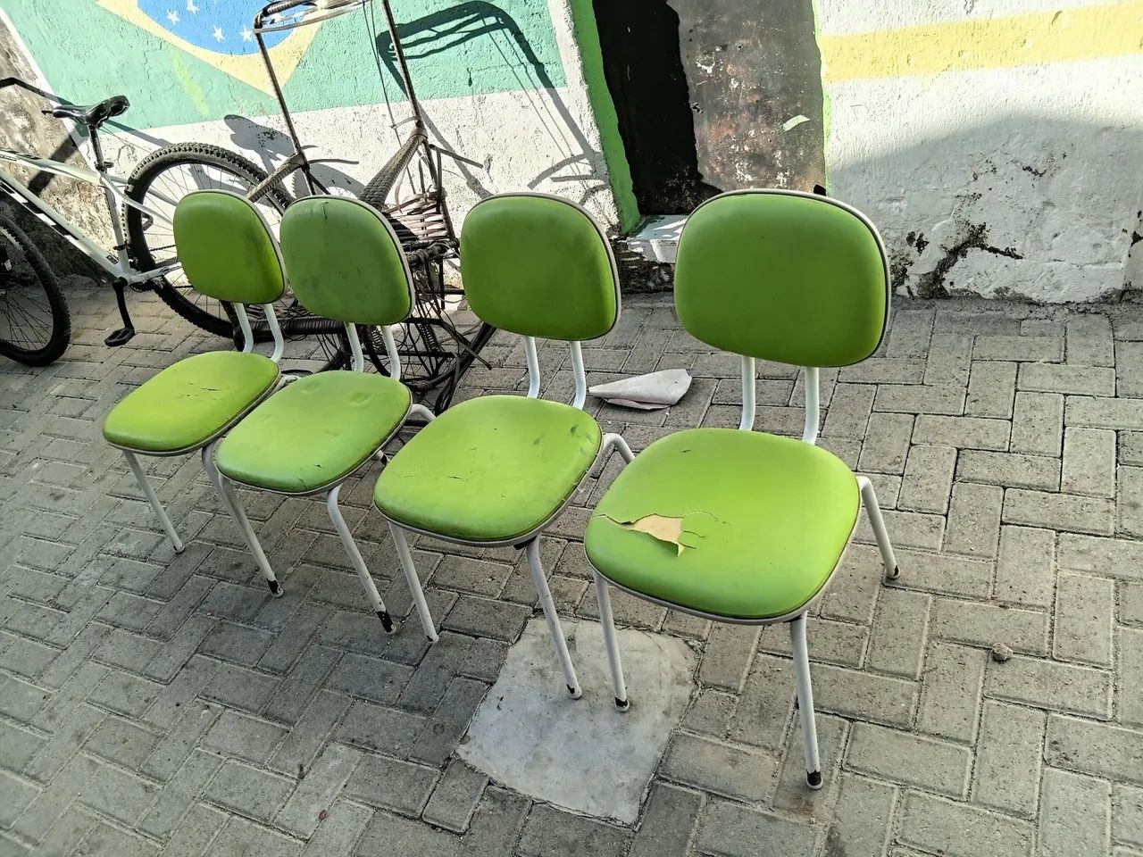 Vende-se 4 cadeiras 2 com avaria pouca 