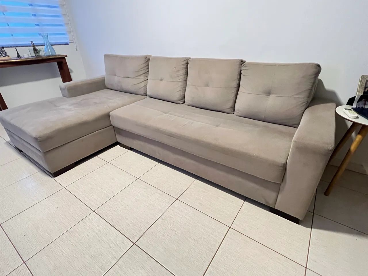 Vendo sofá com chaise barato.