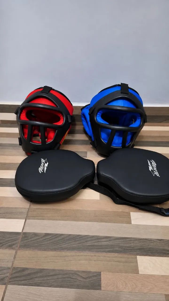Kit boxe : capacete mais manopla. (Atenção)  o capacete vermelho está com desgaste 
