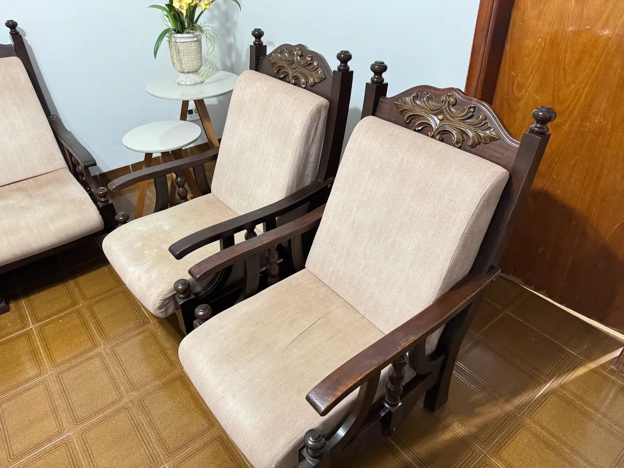 Conjunto de sofá e poltronas madeira maciça retrô 