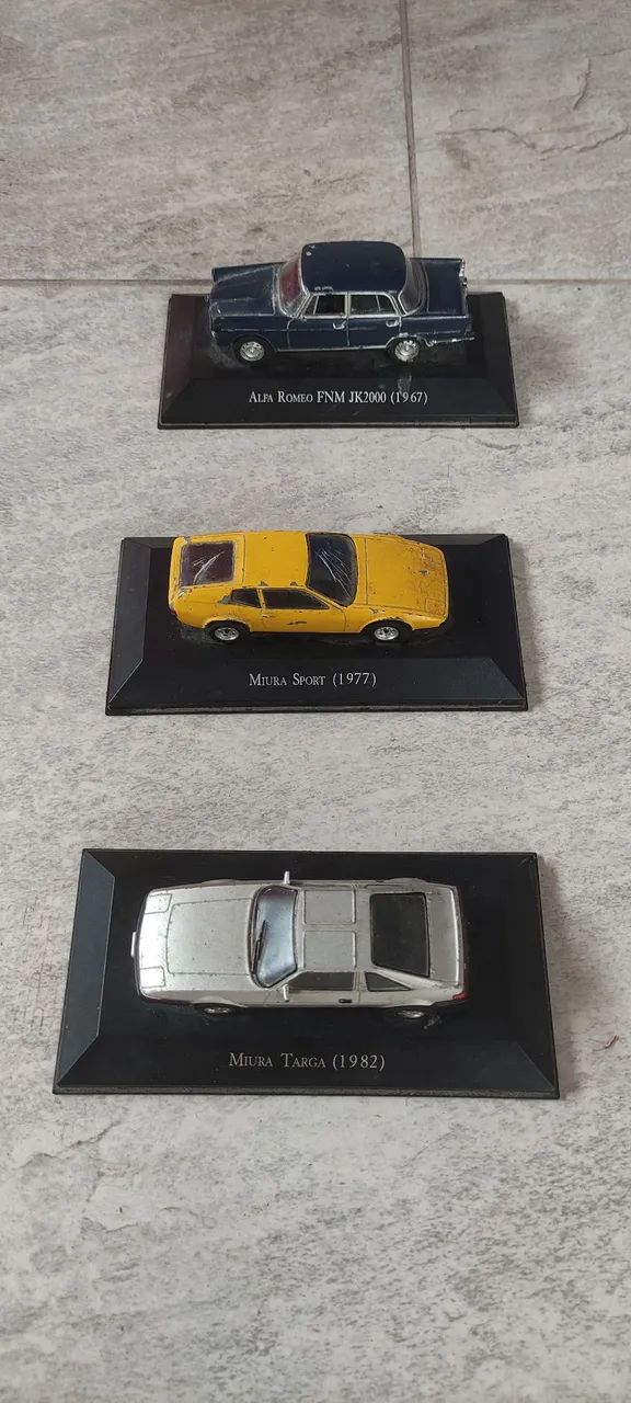 Carrinhos miniatura Miura e Alfa Romeo