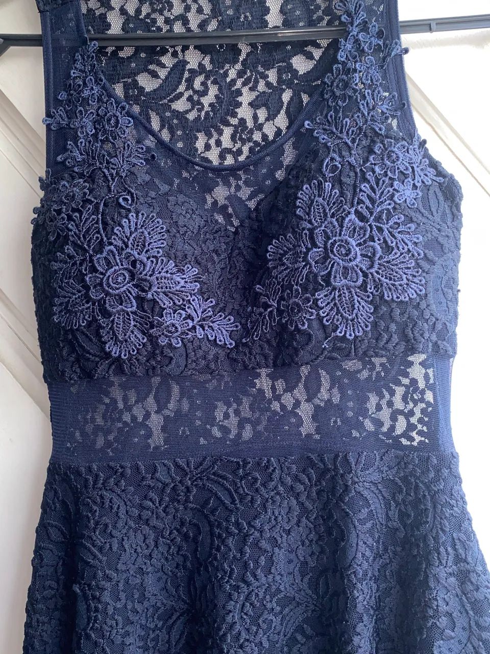 VESTIDO AZUL-MARINHO EM RENDA - Foto 2