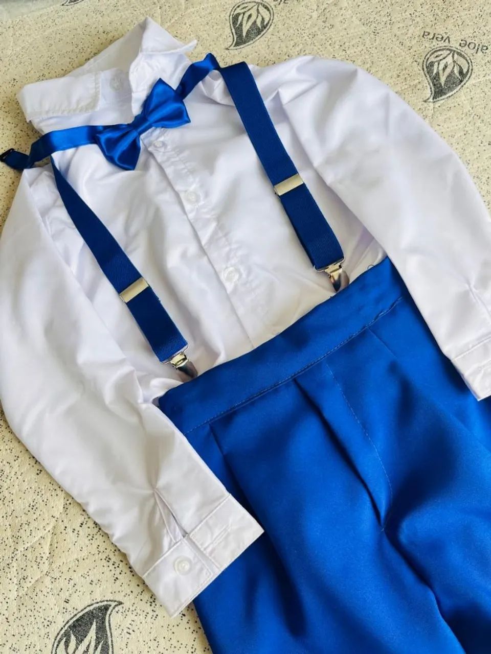 Conjunto camisa e calça com suspensório e gravata borboleta 