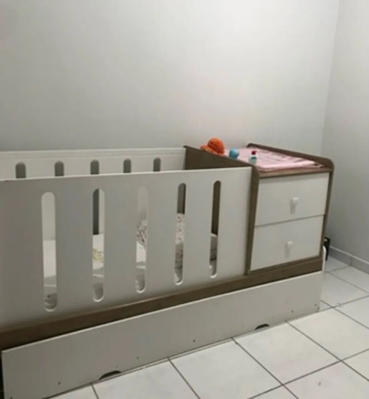 BERÇO COM CAMA AUXILIAR E CÔMODA