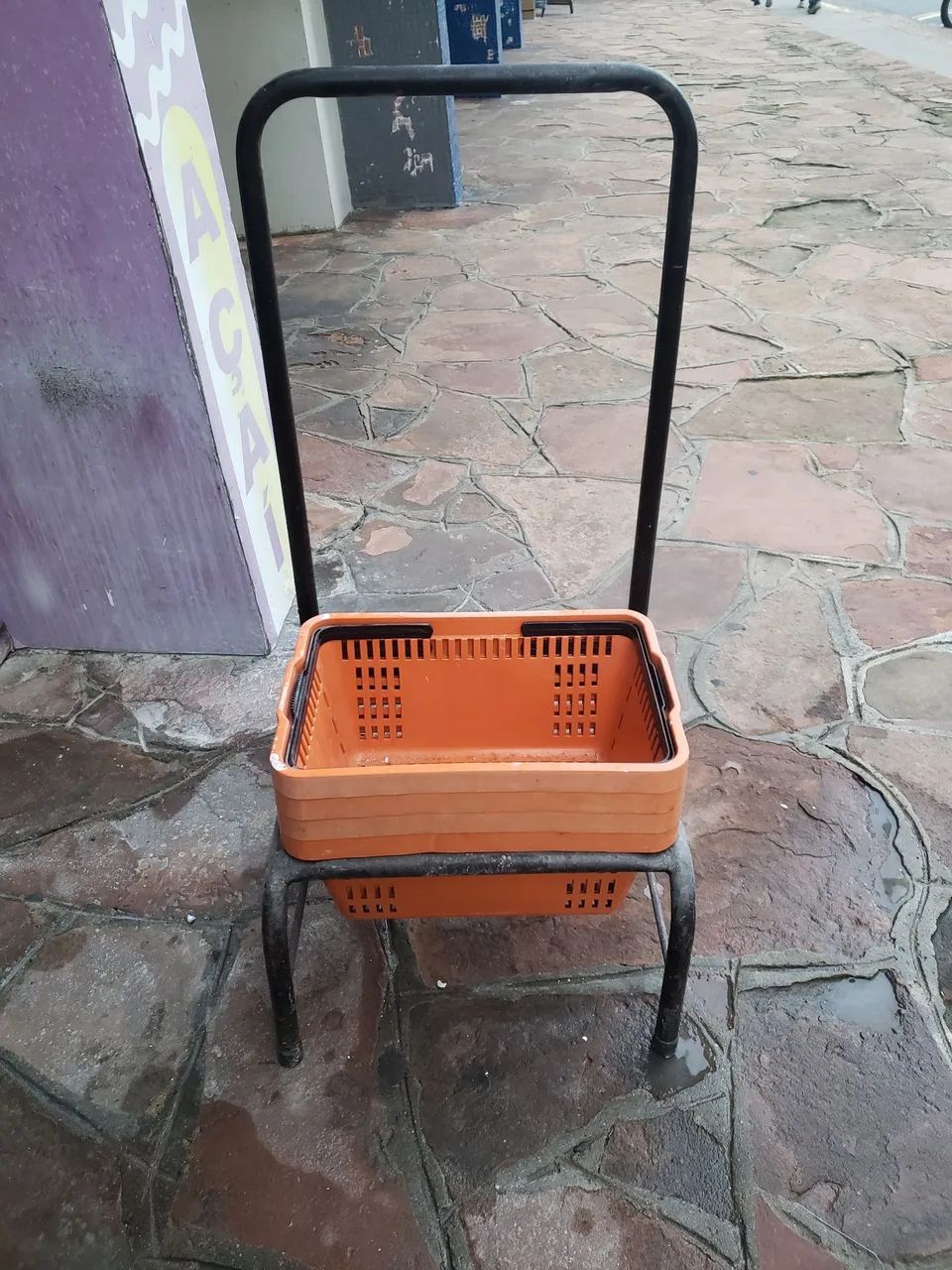 Cestos e suporte para loja