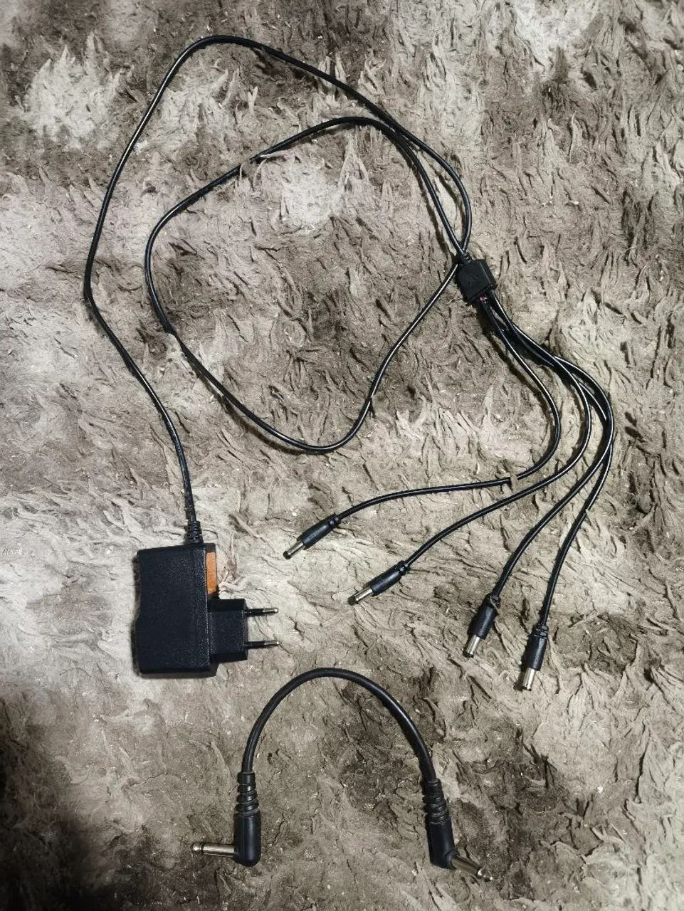 Fonte e cabo para pedal