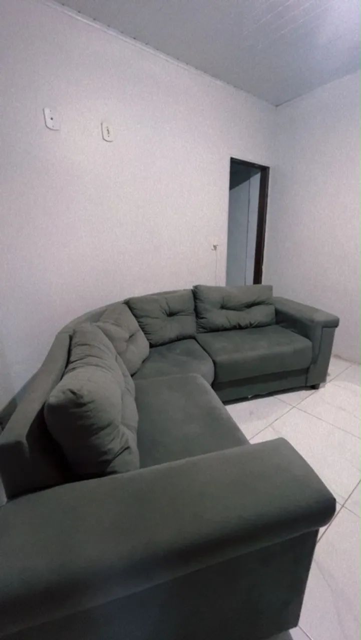 ? Sofá 5 lugares, chumbo, 4 almofadas soltas, 1 ano de uso. R$ 600!