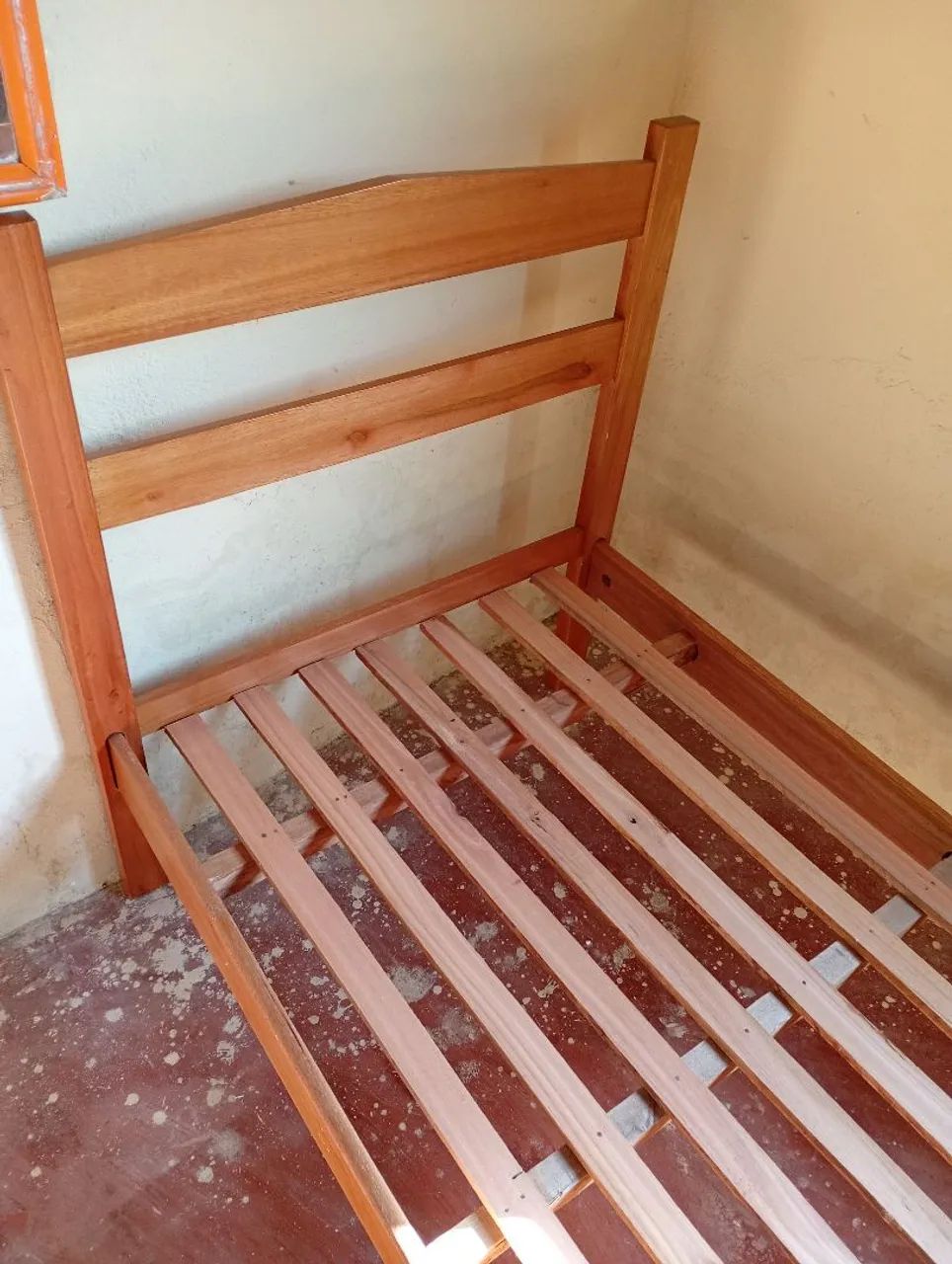 Vendo cama de solteiro madeira maciça eucalipto  - Foto 2