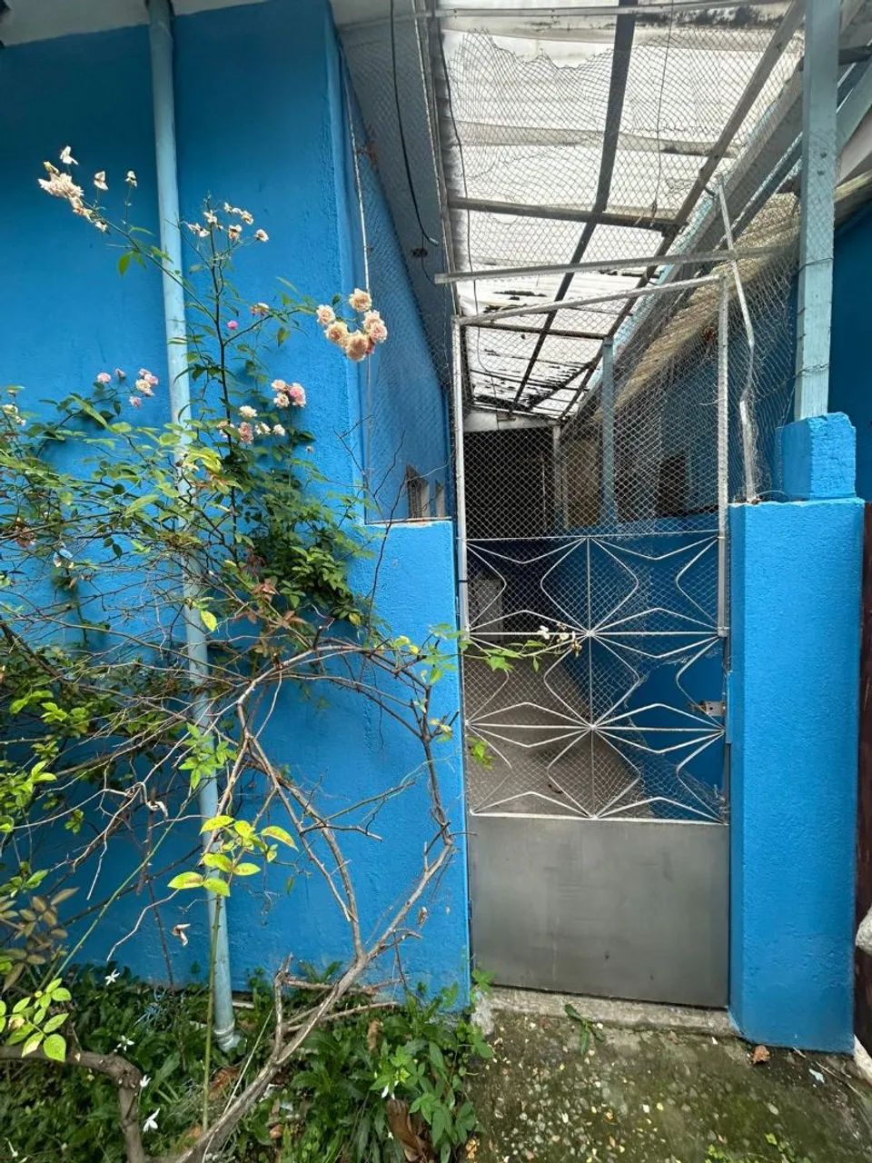 ALUGO KITNET COM AREA DE SERVIÇO