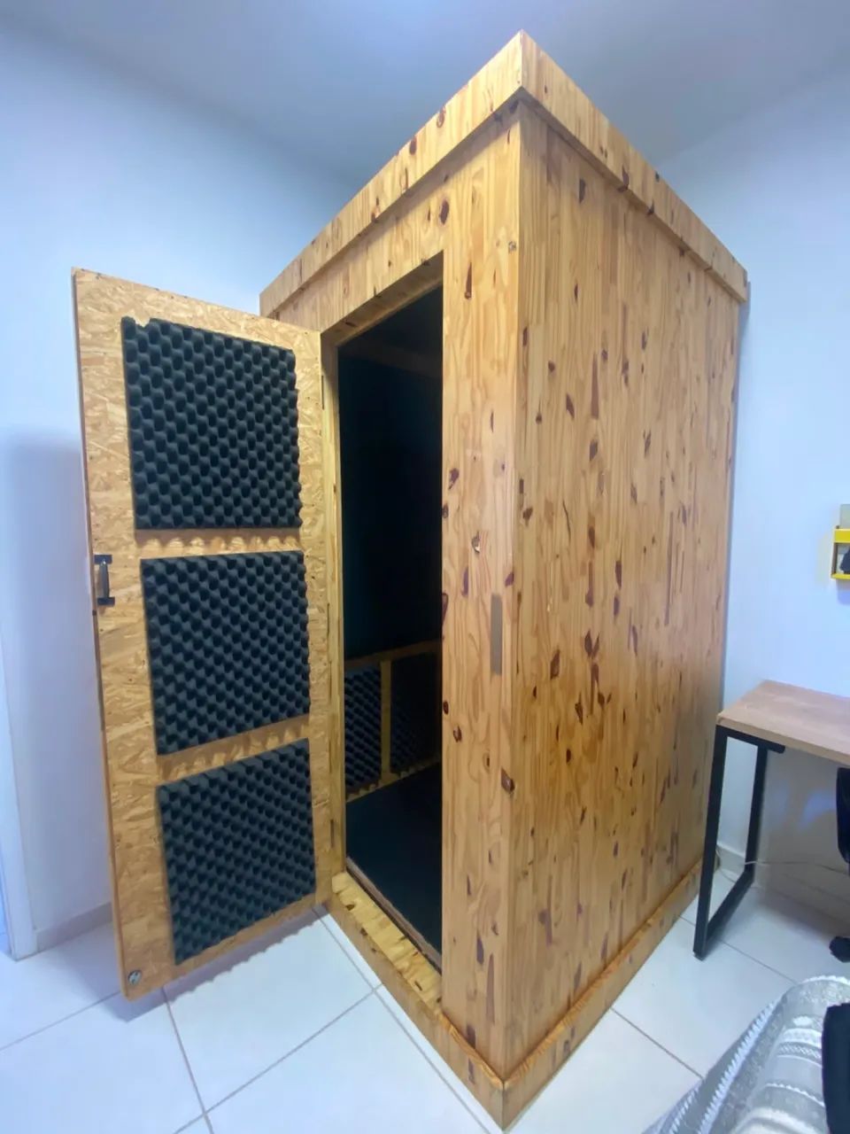 Cabine Acústica em Pinus e OSB