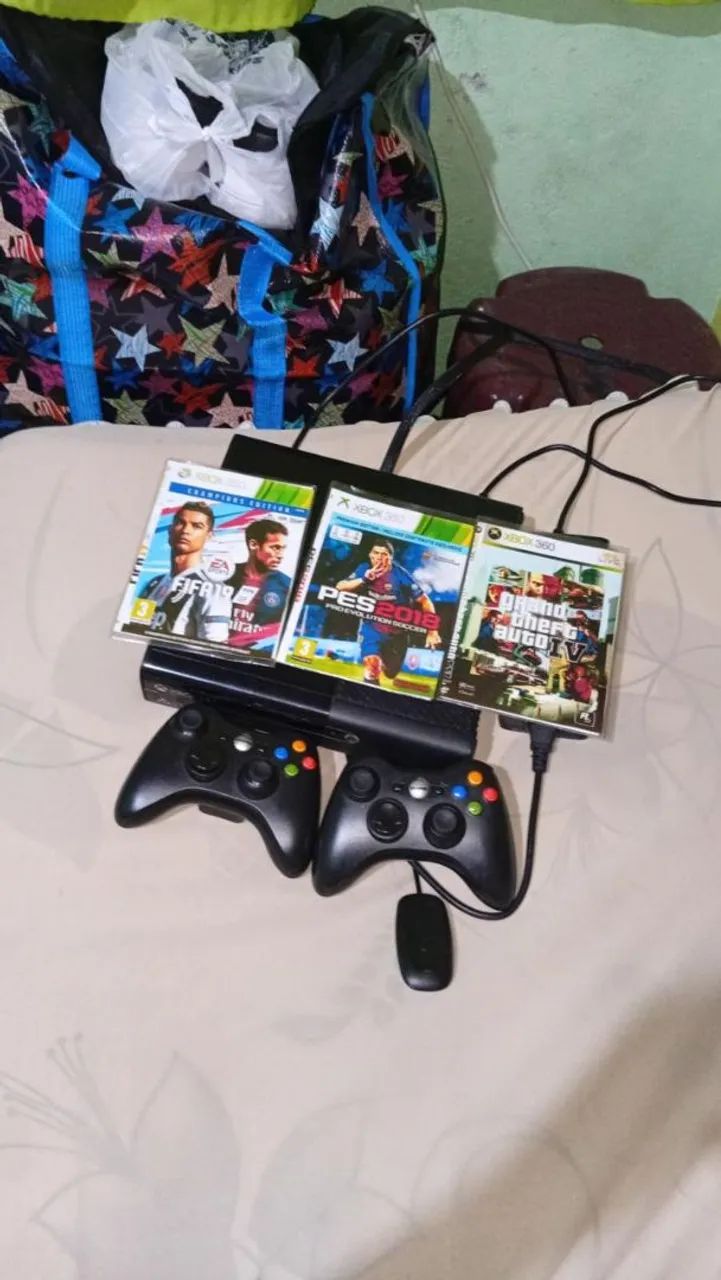Xbox 360 c/ 3 jogos  e 2 controles