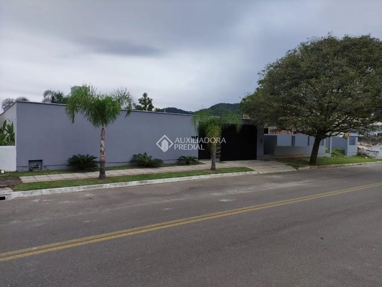 Terreno de 900m² com uma casa
