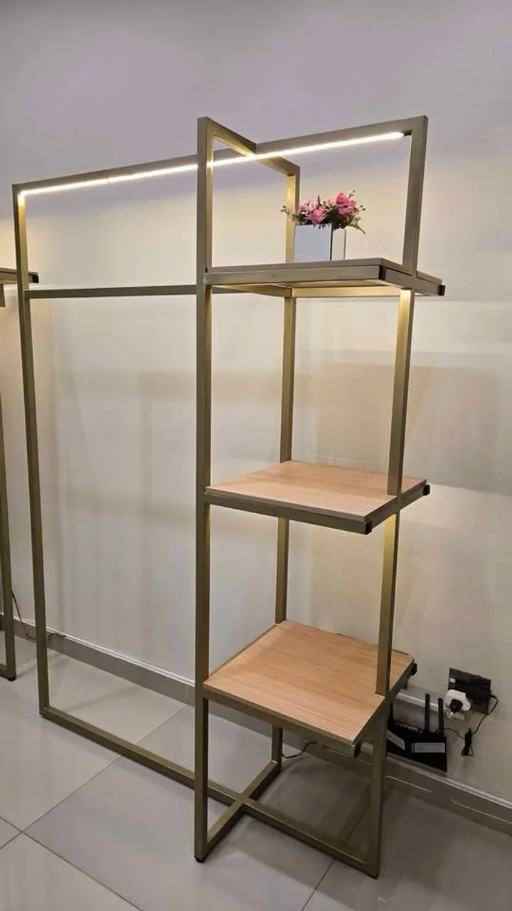 Arara de roupas loja dourada com prateleiras em MDF e LED COB
