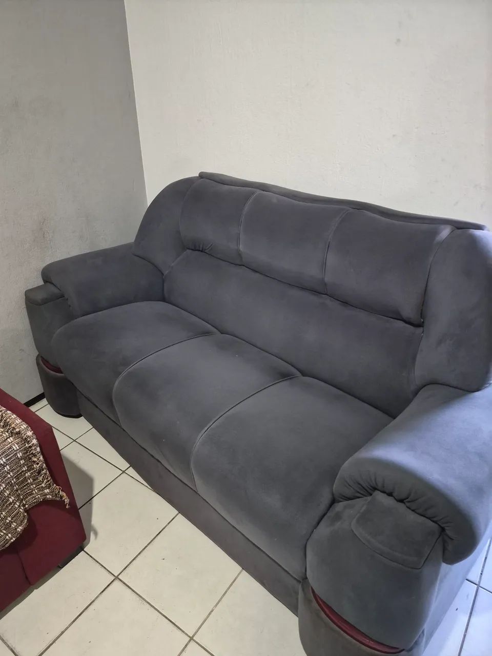 Sofá que acompanha duas poltronas 